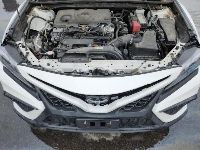 4T1G11AKXNU704087 - 2022 TOYOTA CAMRY SE WHITE photo 11