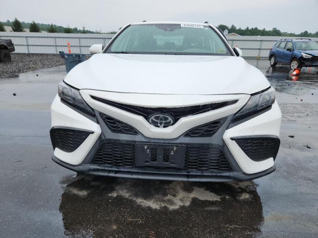 4T1G11AKXNU704087 - 2022 TOYOTA CAMRY SE WHITE photo 5