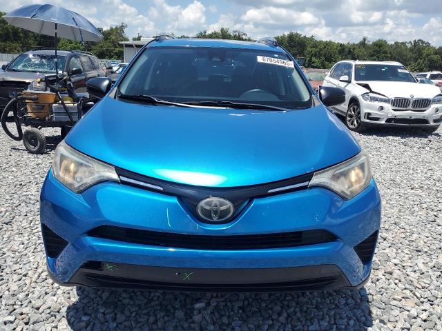 JTMZFREV8JJ734623 - 2018 TOYOTA RAV4 LE Կապույտ լուսանկար 5