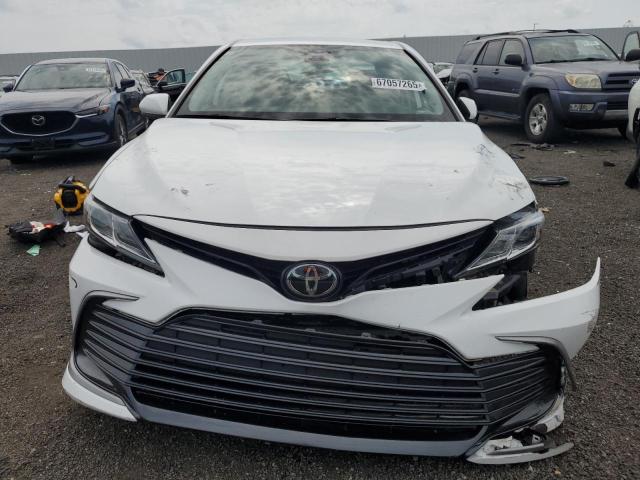 4T1C11AK4PU133939 - 2023 TOYOTA CAMRY LE WHITE photo 5