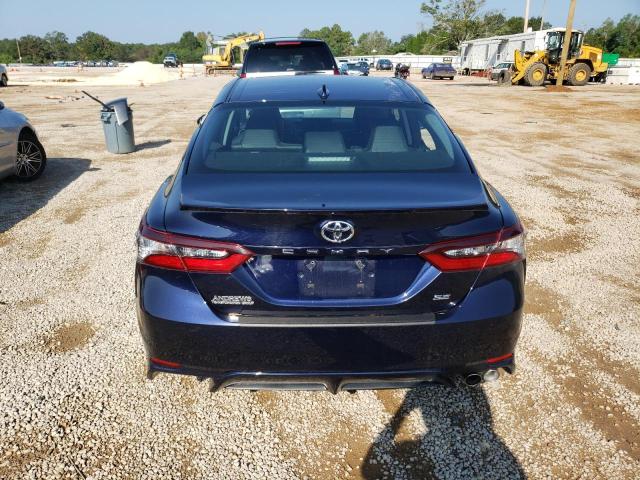 4T1S11AK0MU611040 - 2021 TOYOTA CAMRY NIGHT SHADE BLUE photo 6