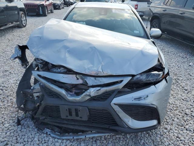 4T1G11AK7MU535550 - 2021 TOYOTA CAMRY SE SILVER photo 5