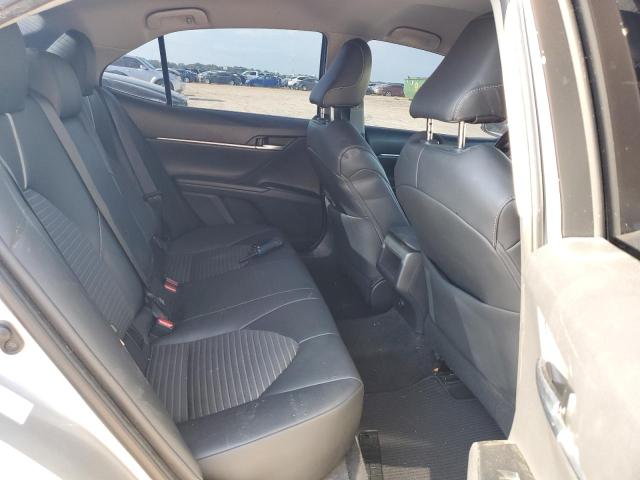 4T1B11HK1JU586084 - 2018 TOYOTA CAMRY L SILVER photo 10