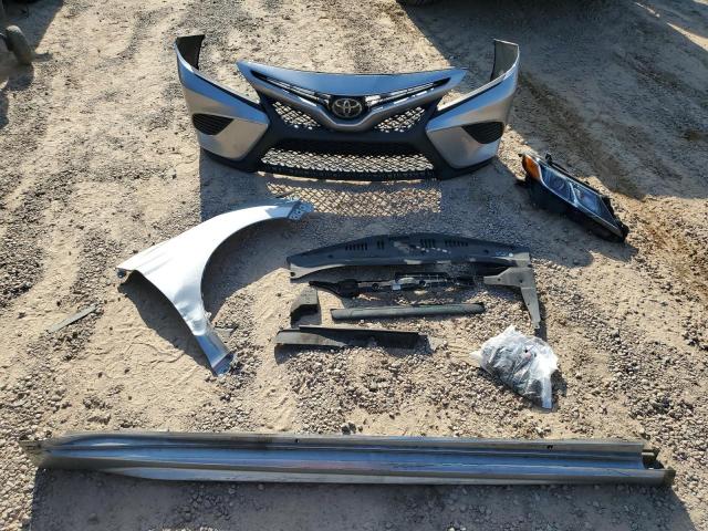 4T1B11HK1JU586084 - 2018 TOYOTA CAMRY L SILVER photo 12