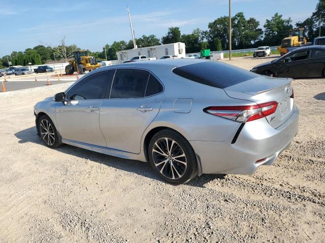 4T1B11HK1JU586084 - 2018 TOYOTA CAMRY L SILVER photo 2