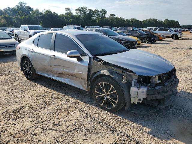 4T1B11HK1JU586084 - 2018 TOYOTA CAMRY L SILVER photo 4