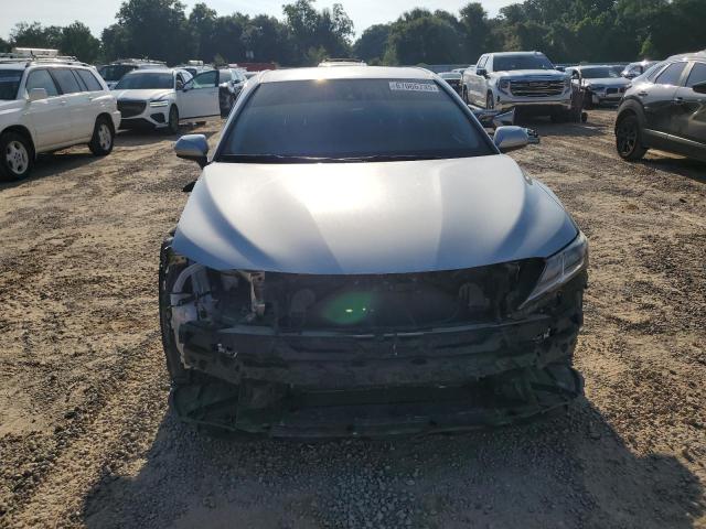 4T1B11HK1JU586084 - 2018 TOYOTA CAMRY L SILVER photo 5