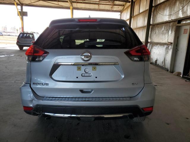 KNMAT2MT7JP596096 - 2018 NISSAN ROGUE S 银色 照片 6