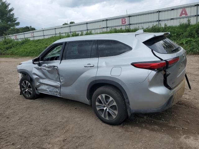 5TDGZRBH8NS559876 - 2022 TOYOTA HIGHLANDER XLE 银色 照片 2