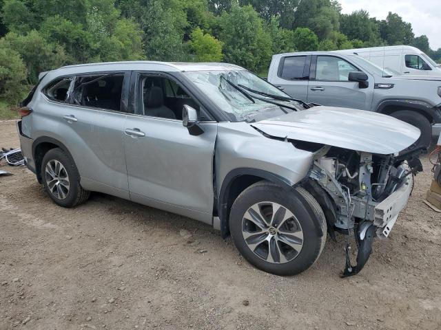 5TDGZRBH8NS559876 - 2022 TOYOTA HIGHLANDER XLE 银色 照片 4