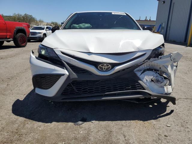 4T1G11AK4MU473492 - 2021 TOYOTA CAMRY SE WHITE photo 5