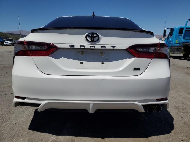 4T1G11AK4MU473492 - 2021 TOYOTA CAMRY SE WHITE photo 6