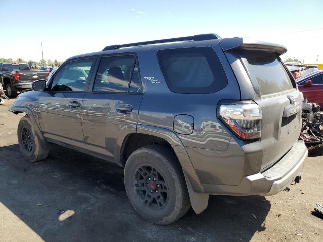 JTERU5JR7P6148915 - 2023 TOYOTA 4RUNNER SE GRAY photo 2