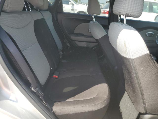 KNDJN2A20J7612130 - 2018 KIA SOUL 银色 照片 10