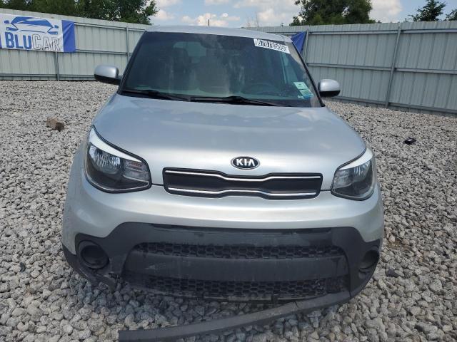 KNDJN2A20J7612130 - 2018 KIA SOUL 银色 照片 5