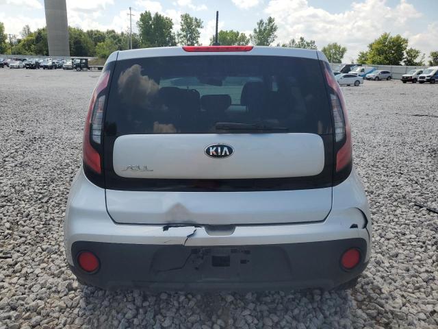 KNDJN2A20J7612130 - 2018 KIA SOUL 银色 照片 6