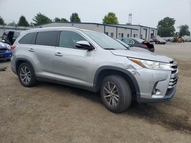 5TDKZRFH7KS557763 - 2019 TOYOTA HIGHLANDER SE SILVER photo 4