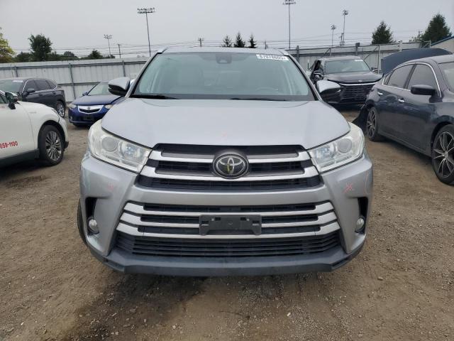5TDKZRFH7KS557763 - 2019 TOYOTA HIGHLANDER SE SILVER photo 5