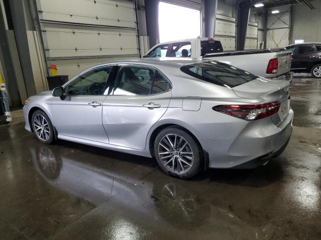 4T1F31AK8PU608032 - 2023 TOYOTA CAMRY XLE Plata foto 2