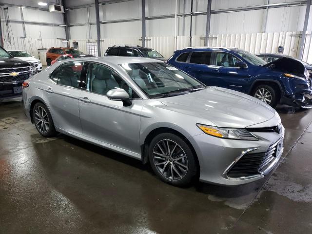 4T1F31AK8PU608032 - 2023 TOYOTA CAMRY XLE Plata foto 4