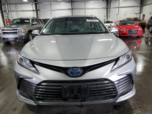 4T1F31AK8PU608032 - 2023 TOYOTA CAMRY XLE Plata foto 5