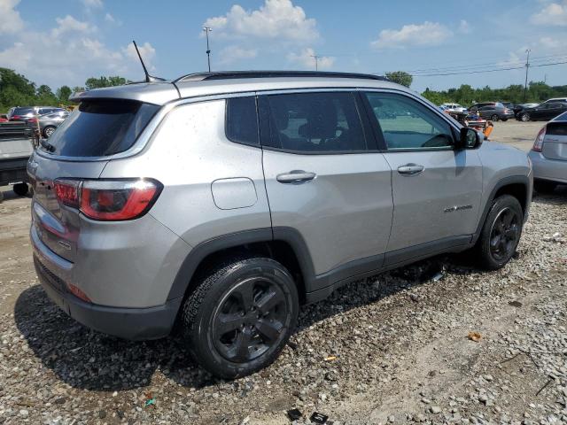 3C4NJDBB5JT256650 - 2018 JEEP COMPASS LATITUDE Argent photo 3