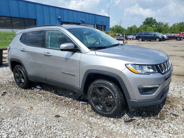 3C4NJDBB5JT256650 - 2018 JEEP COMPASS LATITUDE Argent photo 4