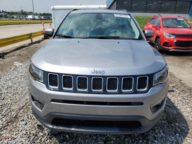 3C4NJDBB5JT256650 - 2018 JEEP COMPASS LATITUDE Argent photo 5