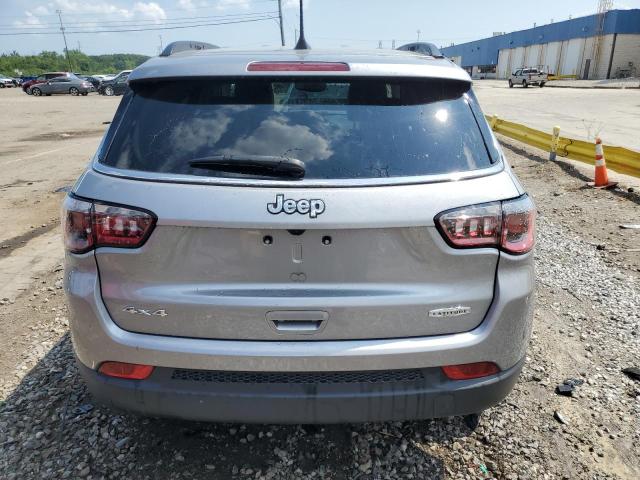 3C4NJDBB5JT256650 - 2018 JEEP COMPASS LATITUDE Argent photo 6