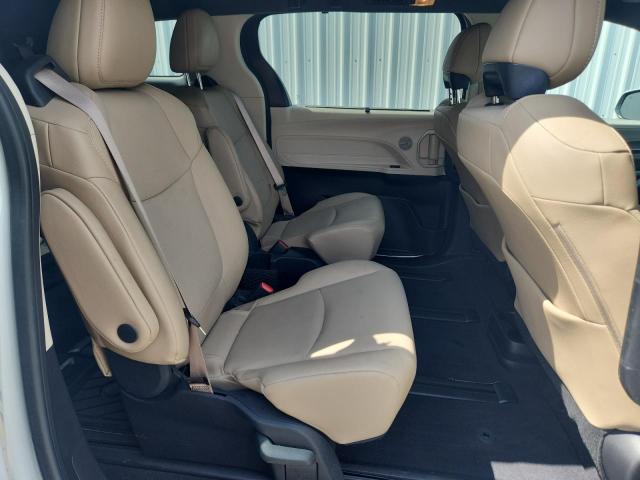 5TDYRKEC1NS132602 - 2022 TOYOTA SIENNA XLE WHITE photo 11