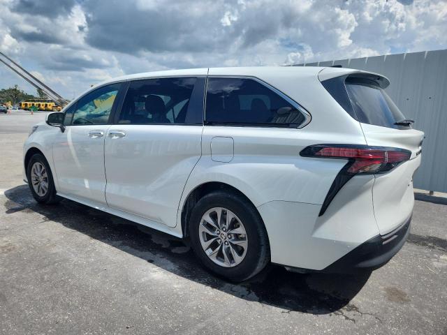 5TDYRKEC1NS132602 - 2022 TOYOTA SIENNA XLE WHITE photo 2