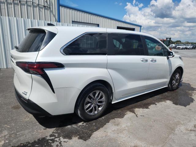 5TDYRKEC1NS132602 - 2022 TOYOTA SIENNA XLE WHITE photo 3