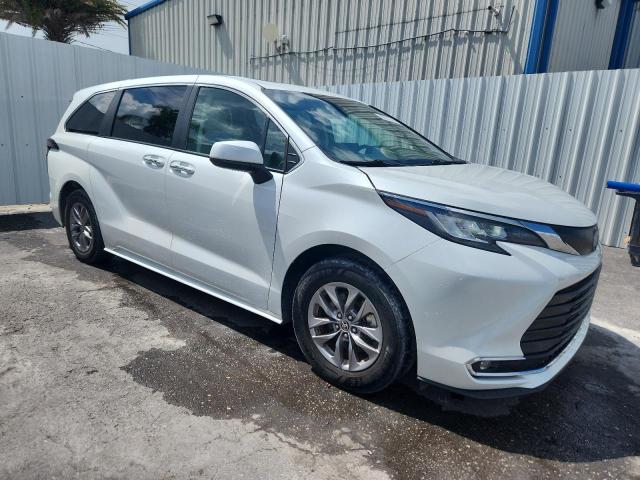 5TDYRKEC1NS132602 - 2022 TOYOTA SIENNA XLE WHITE photo 4