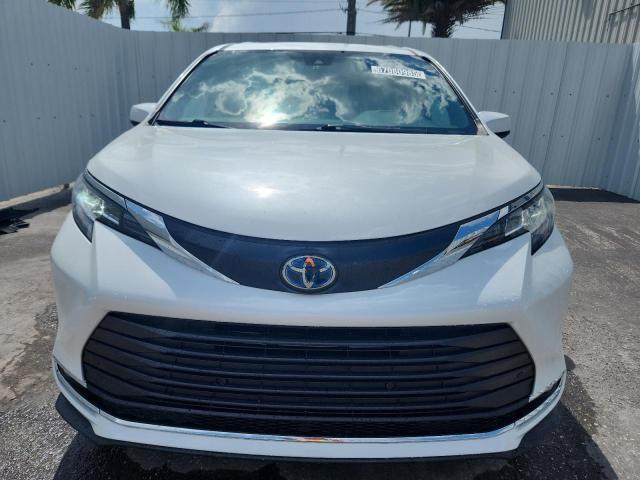 5TDYRKEC1NS132602 - 2022 TOYOTA SIENNA XLE WHITE photo 5