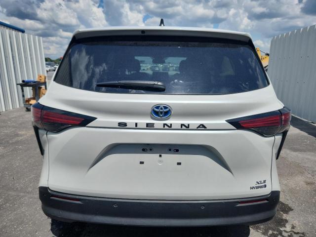 5TDYRKEC1NS132602 - 2022 TOYOTA SIENNA XLE WHITE photo 6