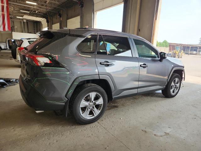 4T3RWRFVXNU056169 - 2022 TOYOTA RAV4 XLE Grau Foto 3