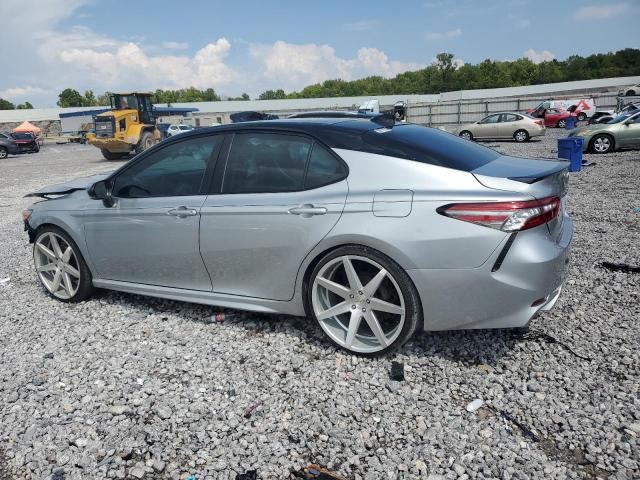 4T1B61HK8JU069849 - 2018 TOYOTA CAMRY XSE Gris photo 2