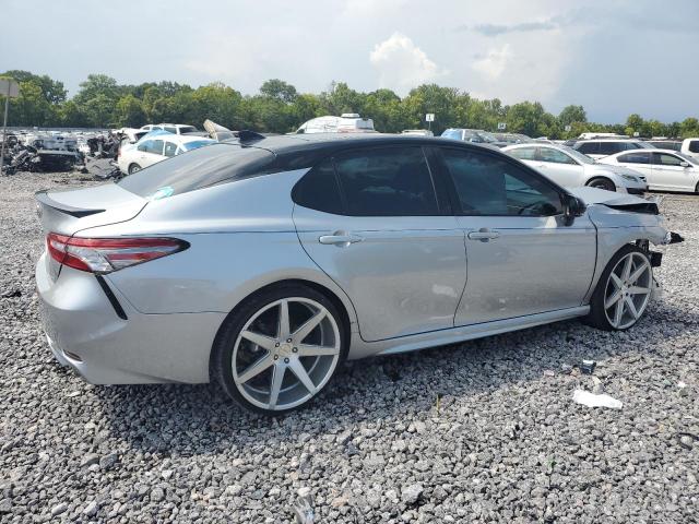 4T1B61HK8JU069849 - 2018 TOYOTA CAMRY XSE Gris photo 3