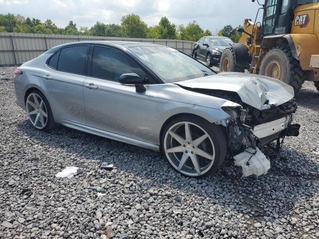 4T1B61HK8JU069849 - 2018 TOYOTA CAMRY XSE Gris photo 4