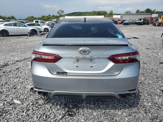 4T1B61HK8JU069849 - 2018 TOYOTA CAMRY XSE Gris photo 6