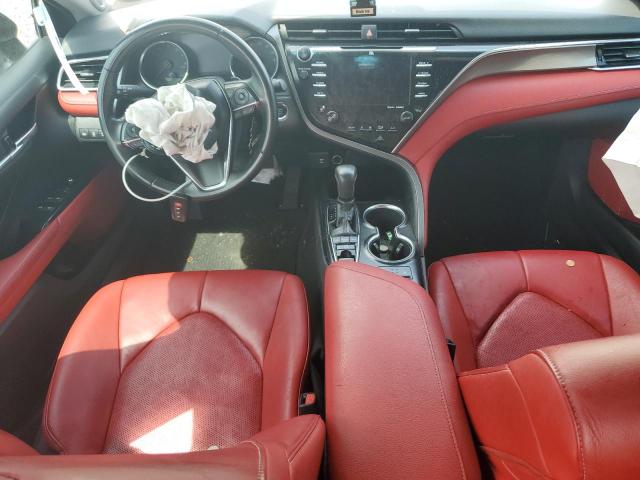 4T1B61HK8JU069849 - 2018 TOYOTA CAMRY XSE Gris photo 8