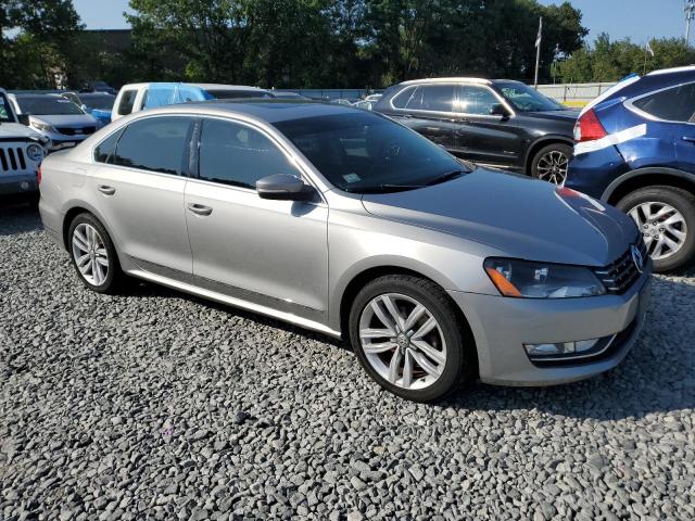 1VWCN7A3XDC096169 - 2013 VOLKSWAGEN PASSAT SEL SILVER photo 4