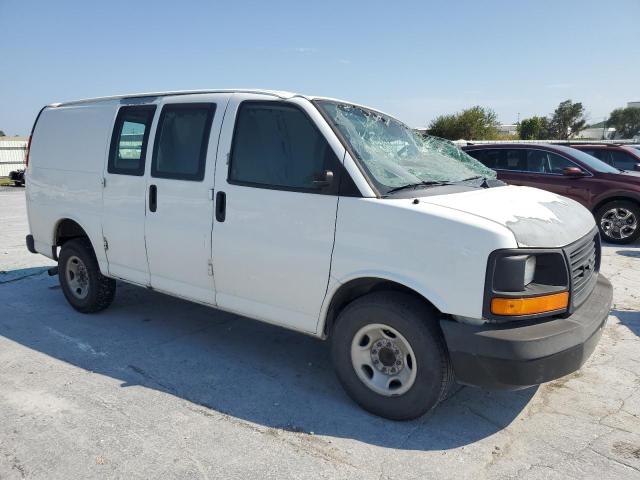 1GTZGFBG7A1179990 - 2010 GMC SAVANA G2500 WHITE photo 4