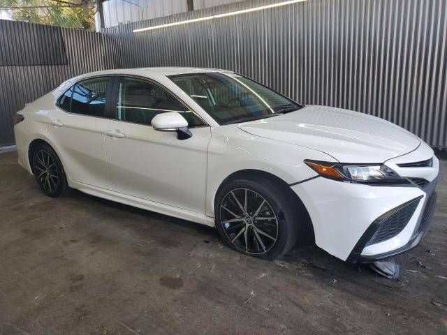 4T1G11AK3RU862812 - 2024 TOYOTA CAMRY SE NIGHT SHADE WHITE photo 4