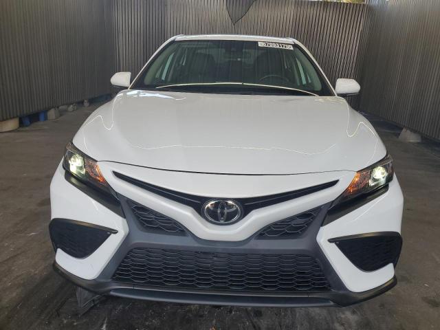 4T1G11AK3RU862812 - 2024 TOYOTA CAMRY SE NIGHT SHADE WHITE photo 5