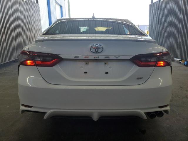 4T1G11AK3RU862812 - 2024 TOYOTA CAMRY SE NIGHT SHADE WHITE photo 6