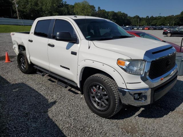 5TFDW5F17HX660553 - 2017 TOYOTA TUNDRA CREWMAX SR5 WHITE photo 4