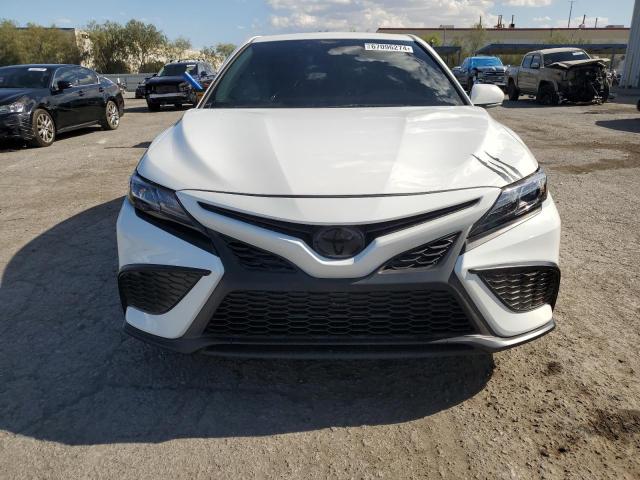 4T1G11AK9RU841690 - 2024 TOYOTA CAMRY SE NIGHT SHADE WHITE photo 5