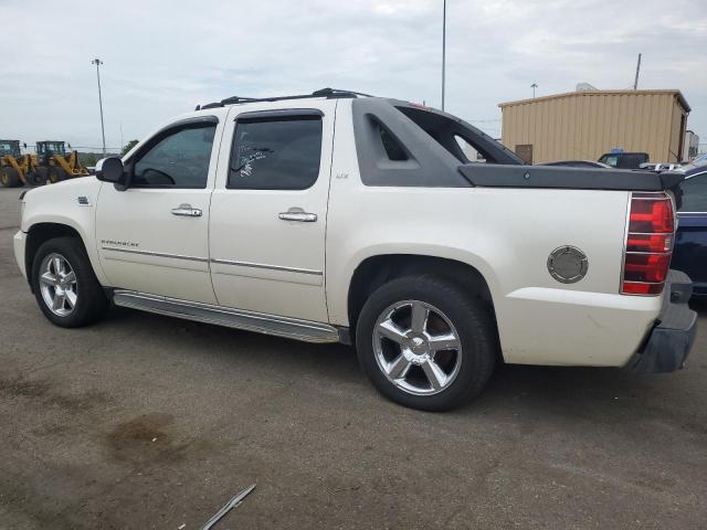 3GNTKGE3XBG330284 - 2011 CHEVROLET AVALANCHE LTZ WHITE photo 2