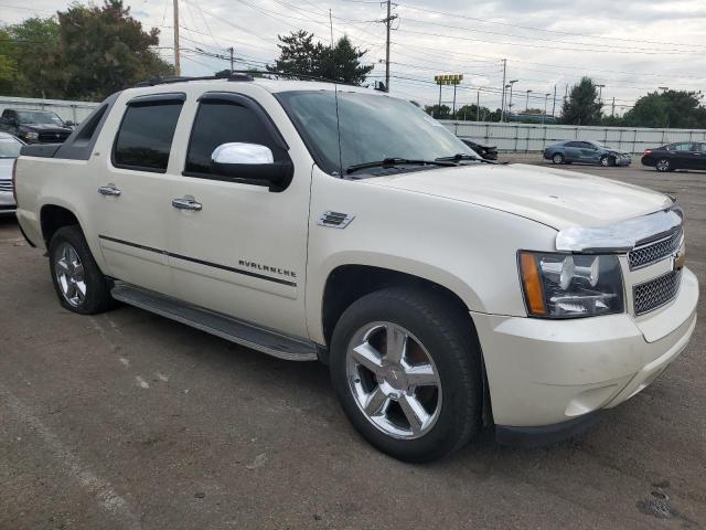 3GNTKGE3XBG330284 - 2011 CHEVROLET AVALANCHE LTZ WHITE photo 4